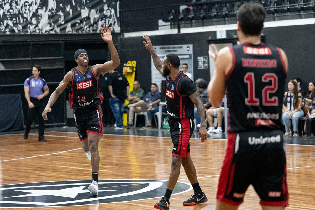 Na imagem, Georginho comemorando mais uma cesta com os companheiros de Franca.