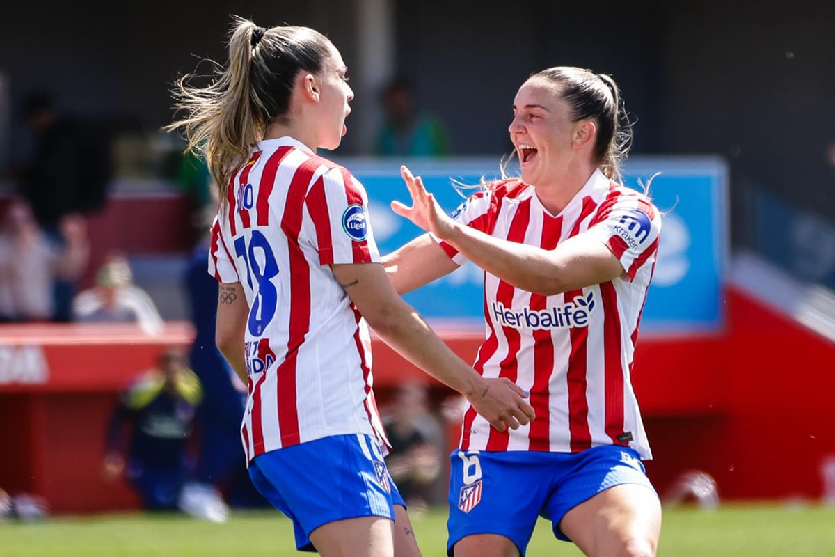 Na imagem, Gio Garbelini comemorando seu gol com companheira de Atlético de Madrid.