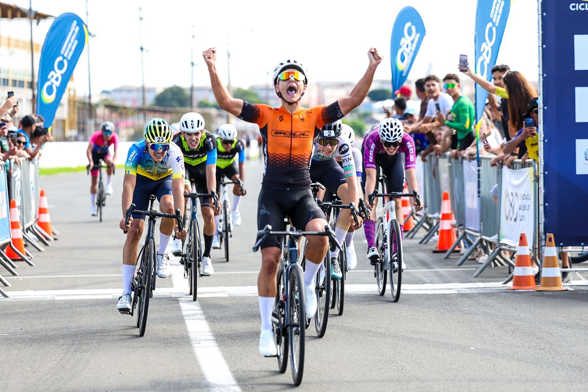 Na imagem, vitória de Ivan no sprint e comemoração após cruzar a linha.