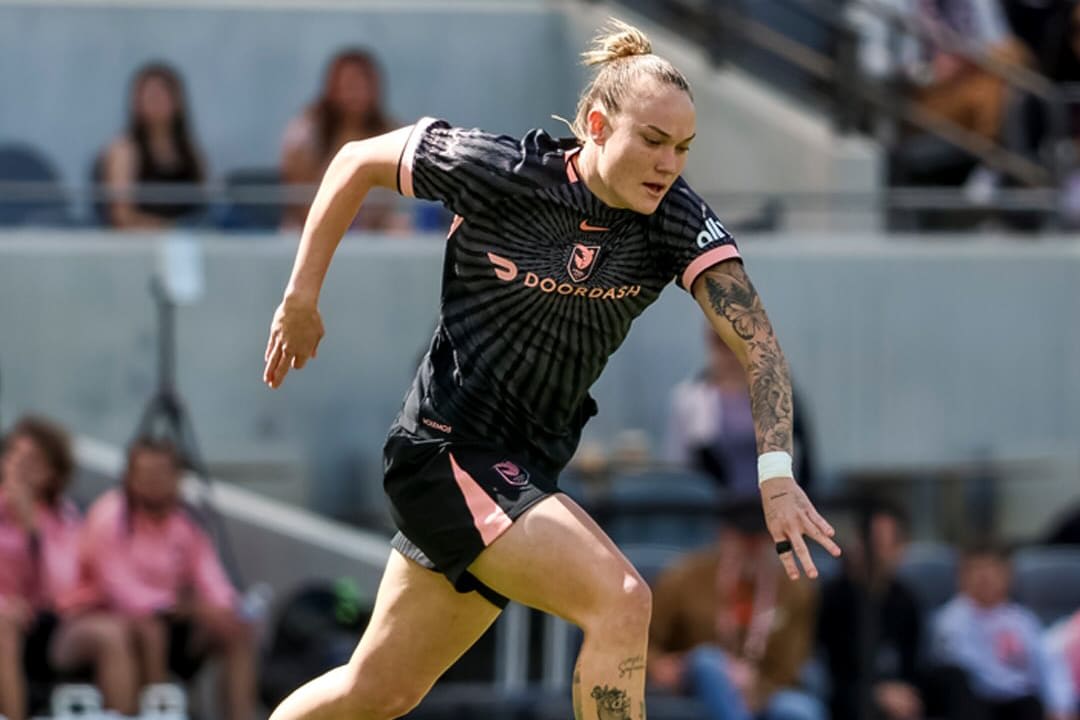 Na imagem, Maiara correndo para tocar a bola para uma companheira de Angel City.