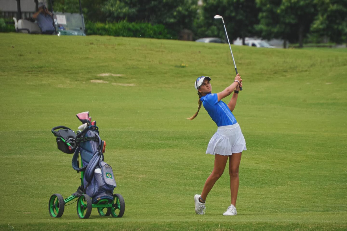 Na imagem, Maitri Peychaux durante seu movimento de tacada no green.