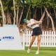Na imagem, Maitri finalizando sua tacada inicial no drive hand.