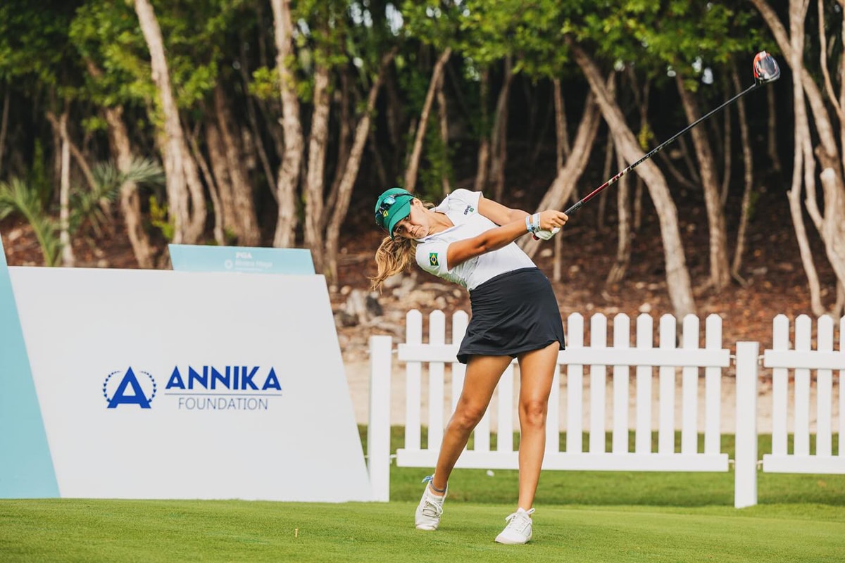 Na imagem, Maitri finalizando sua tacada inicial no drive hand.
