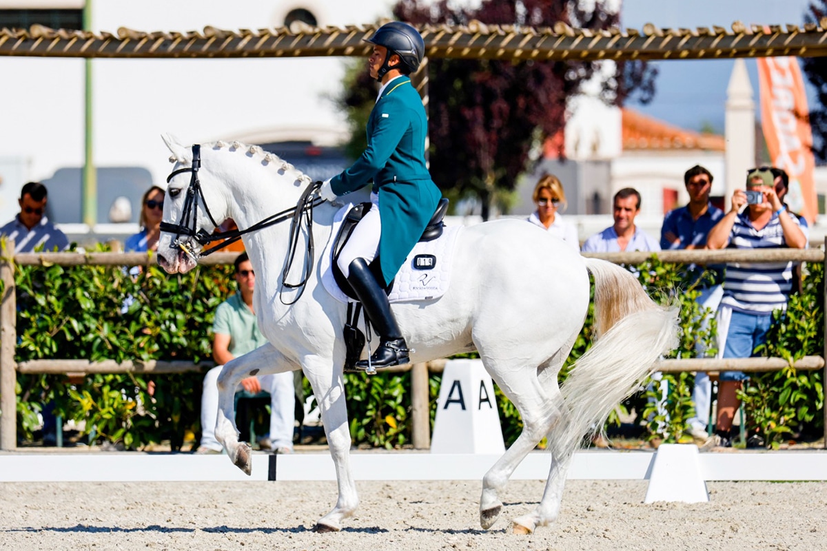 Na imagem, Manuel Tavares de Almeida, com seu cavalo, Hermes, durante os movimentos de adestramento.