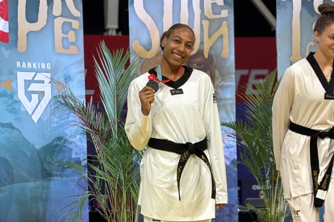Na imagem, Mikaela Oliveira no pódio com a medalha de bronze.
