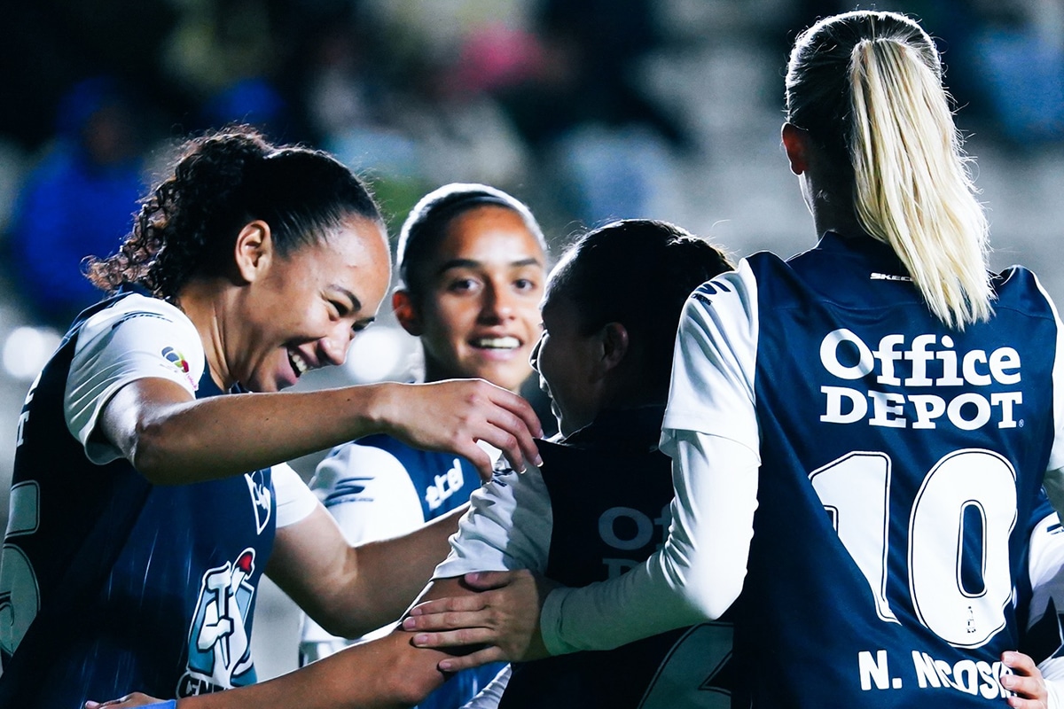 Na imagem, Aline Gomes comemorando gol de uma de suas companheiras de Pachuca.