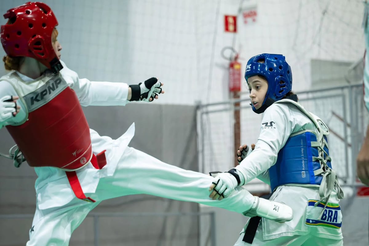 Na imagem, Poliana Silva se defendendo e contra atacando no combate.
