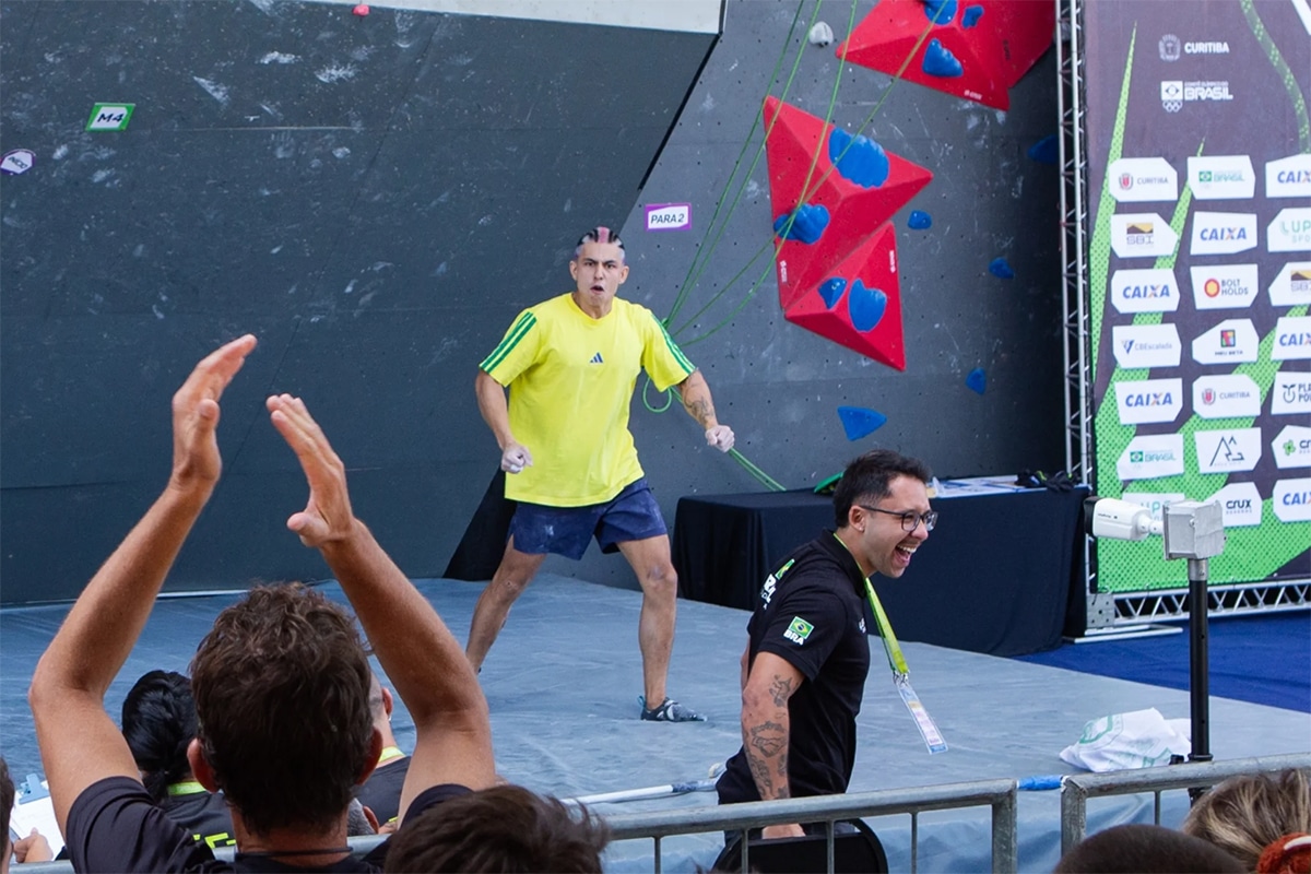 Na imagem, Rodrigo Hanada comemorando a subida que fez na semifinal, que lhe garantiu o título brasileiro.