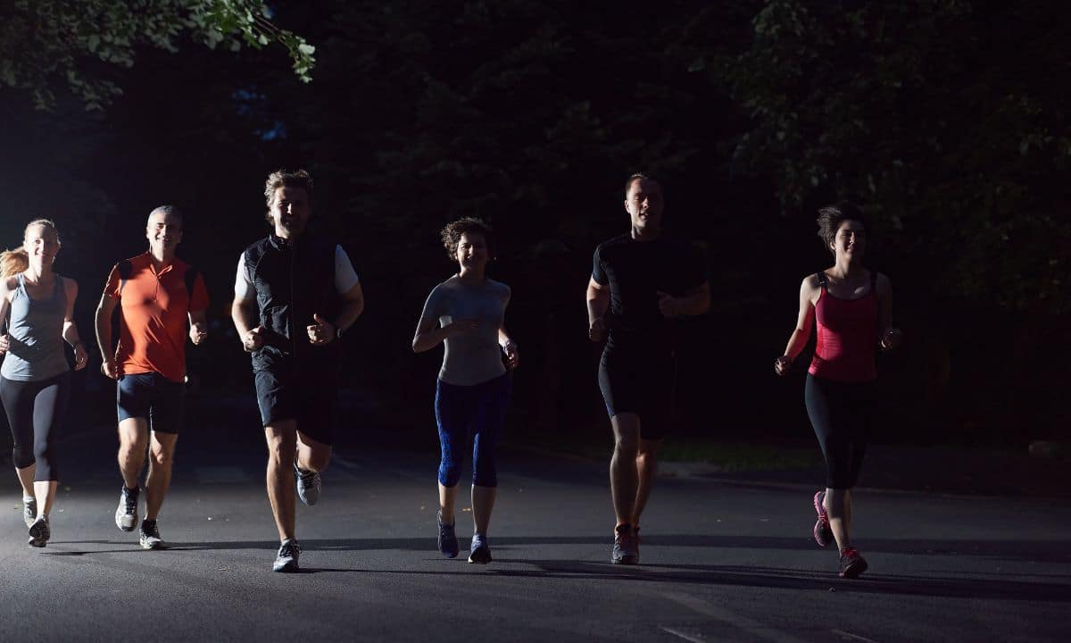 Treinar à noite atrapalha seu sono? Entenda