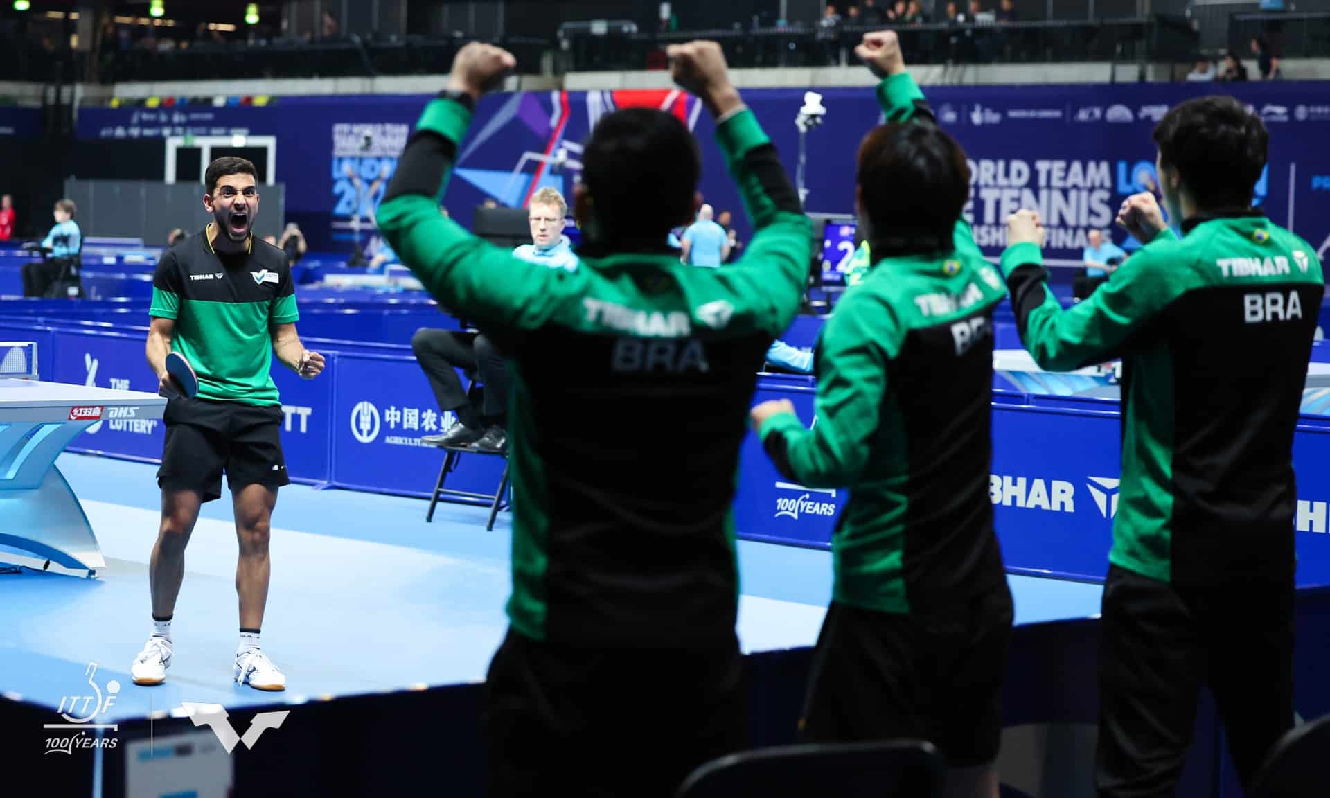 Guilherme Teodoro comemora ponto com equipe brasileira no Mundial de tÊnis de mesa por equipes