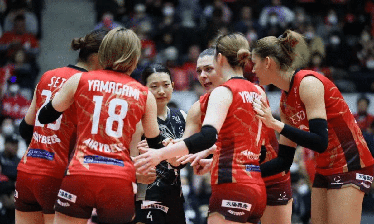 Rosamaria e Sabrina Machado com o Denso Airybees na Liga Japonesa de vôlei feminino