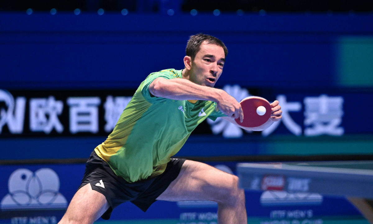 Hugo Calderano na Copa do Mundo de tênis de mesa - semifinal contra Wang Chuqin