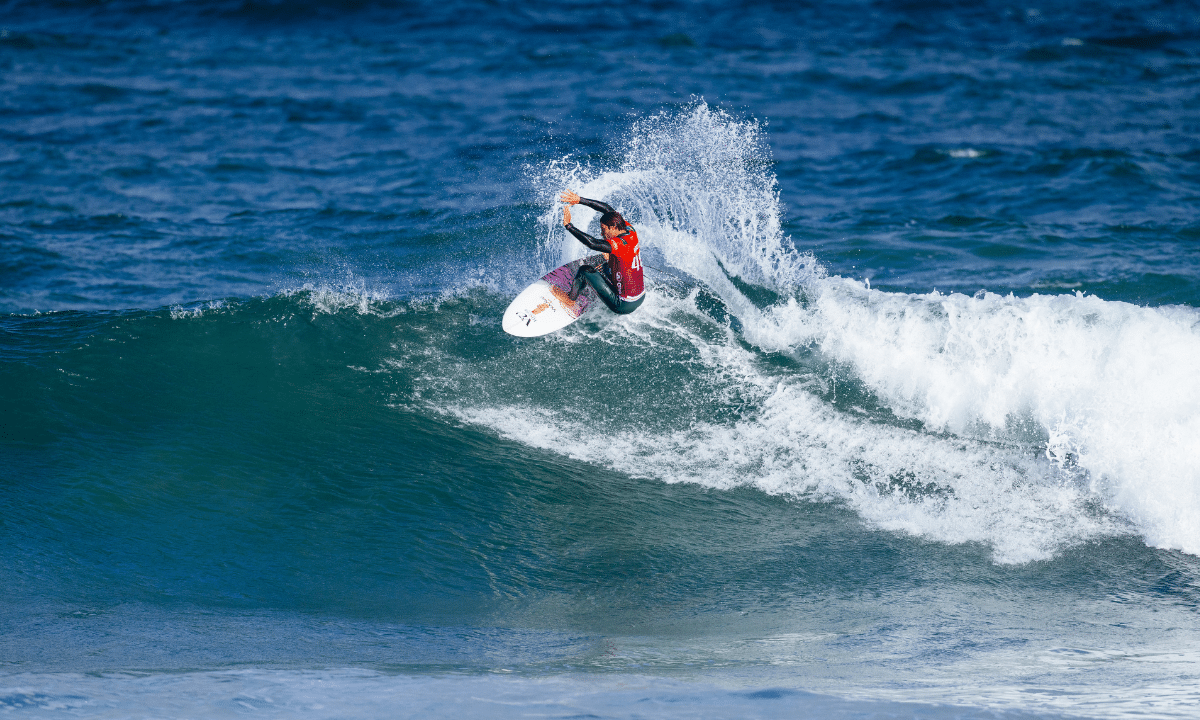 Sem baterias, WSL adia etapa de Fiji e remarca duelo de Mateus Herdy - QTU Questões do Universo