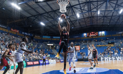 Lucas Dias faz bandeja para o Sesi Franca nos playoffs do NBB