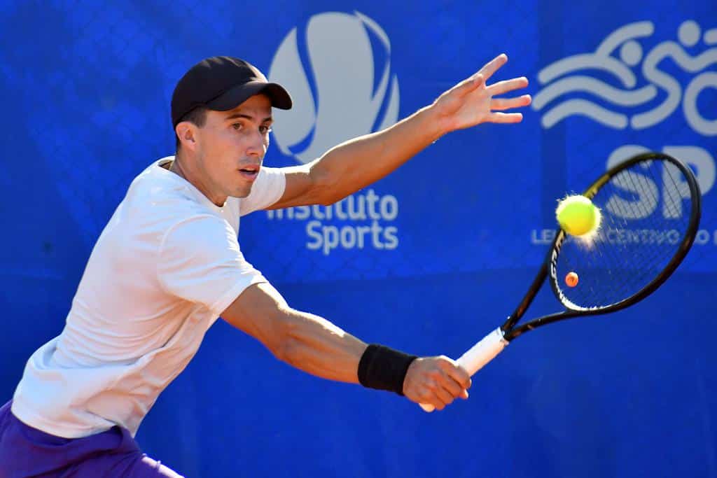 Na imagem, Rafael Tosetto fazendo voleio com backhand.