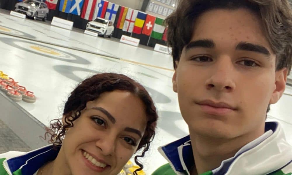 Na imagem, Ana Teodoro e Pedro Ribeiro, que foram o Time Brasil de Curling no Mundial Júnior de duplas mistas.