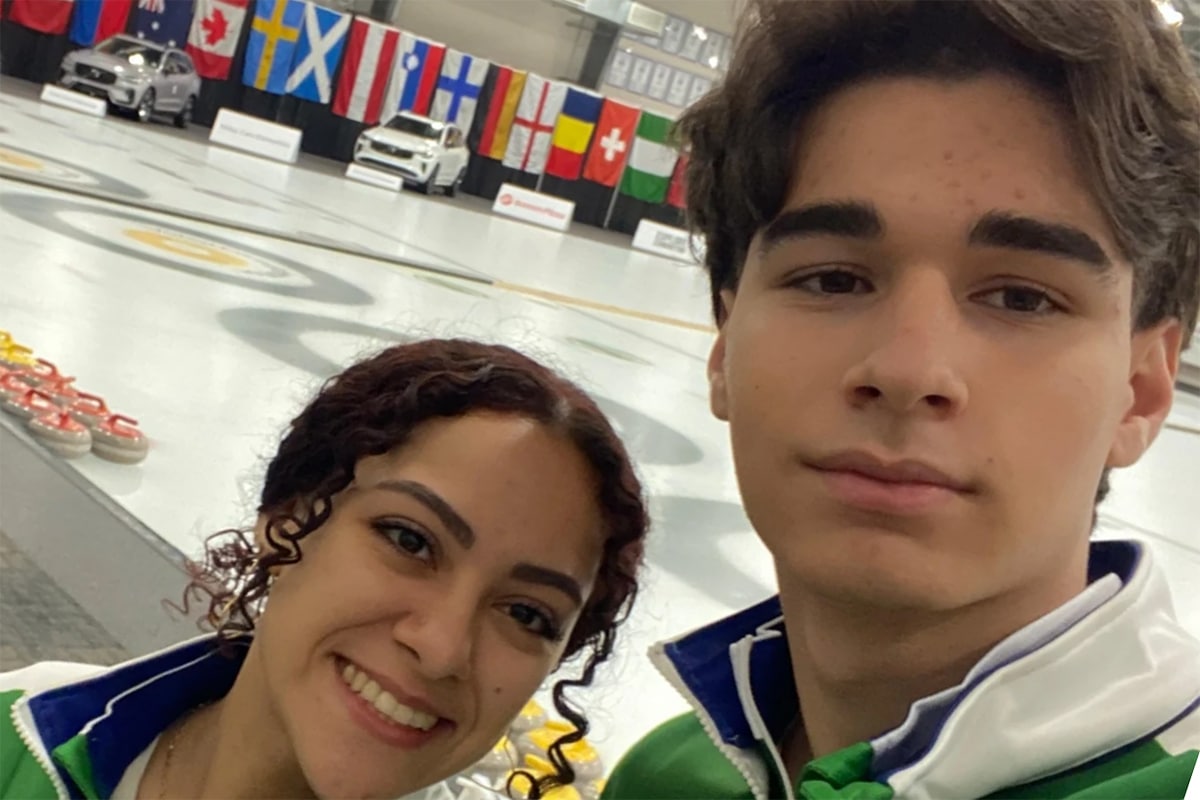 Na imagem, Ana Teodoro e Pedro Ribeiro, que foram o Time Brasil de Curling no Mundial Júnior de duplas mistas.