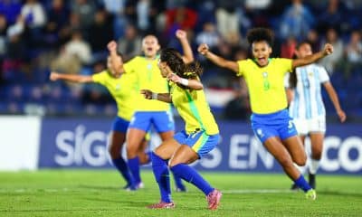 Na imagem, time do Brasil de base feminino que venceu a Argentina na final.