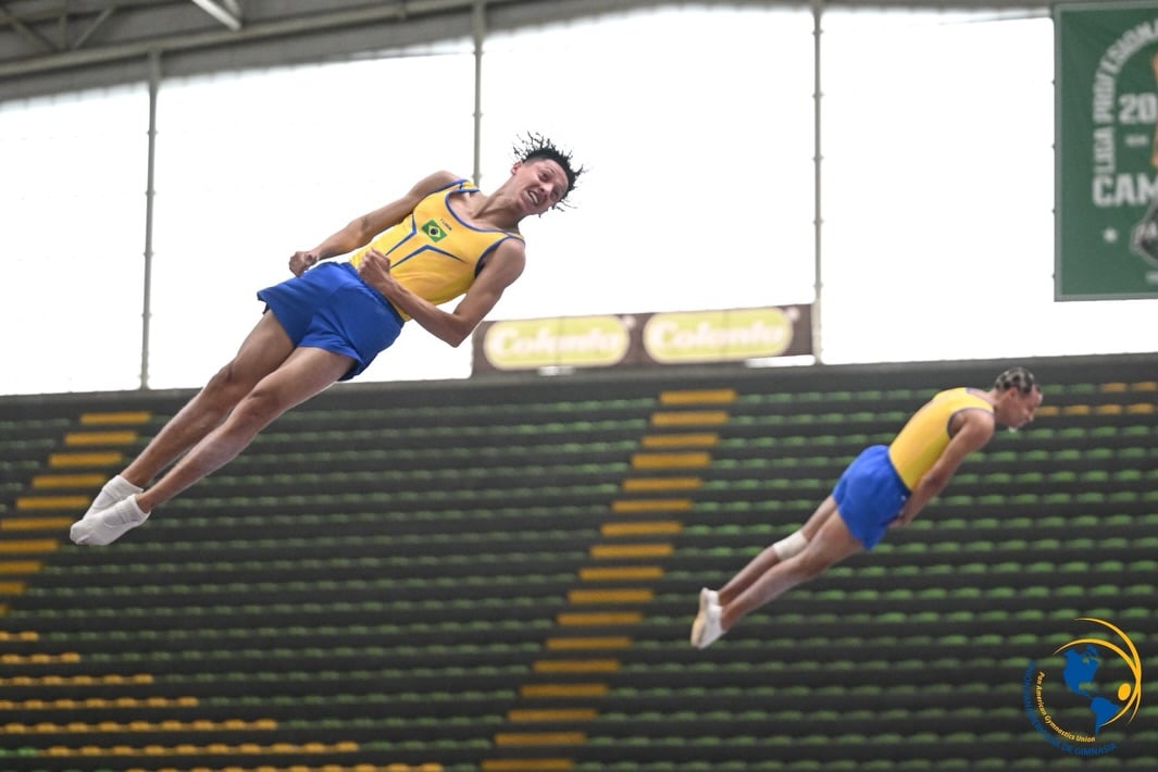 Na imagem, Vinicius e Wallace realizando as acrobacias em sincronia.
