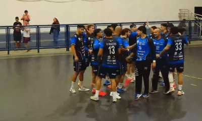 Na imagem, time do Taubaté comemorando em sua corrente após o jogo tenso.