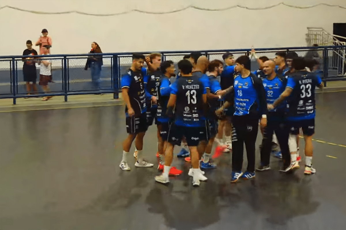 Na imagem, time do Taubaté comemorando em sua corrente após o jogo tenso.