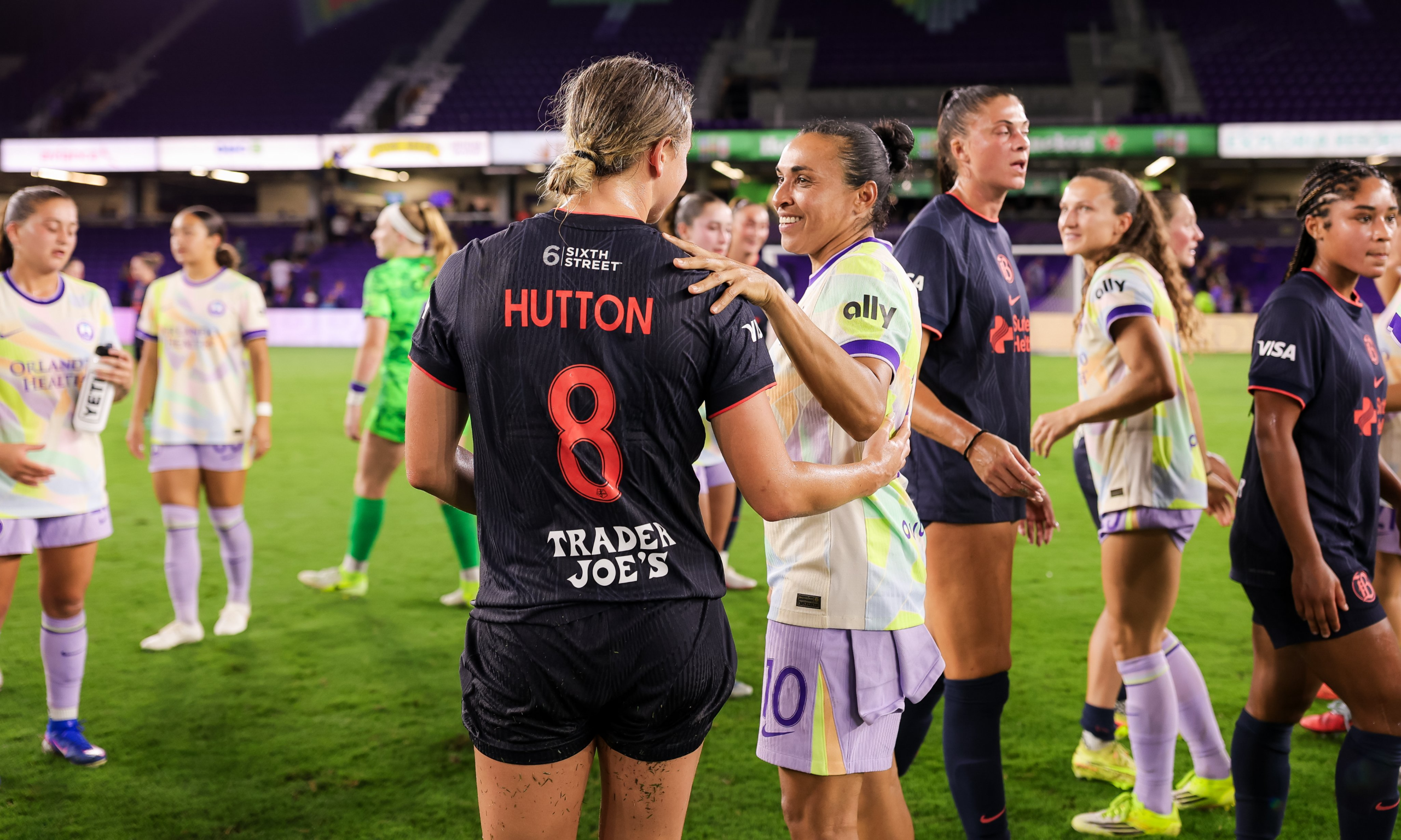 Claire Hutton e Marta após jogo entre Bay FC e Orlando Pride (Foto: National Women’s Soccer League)