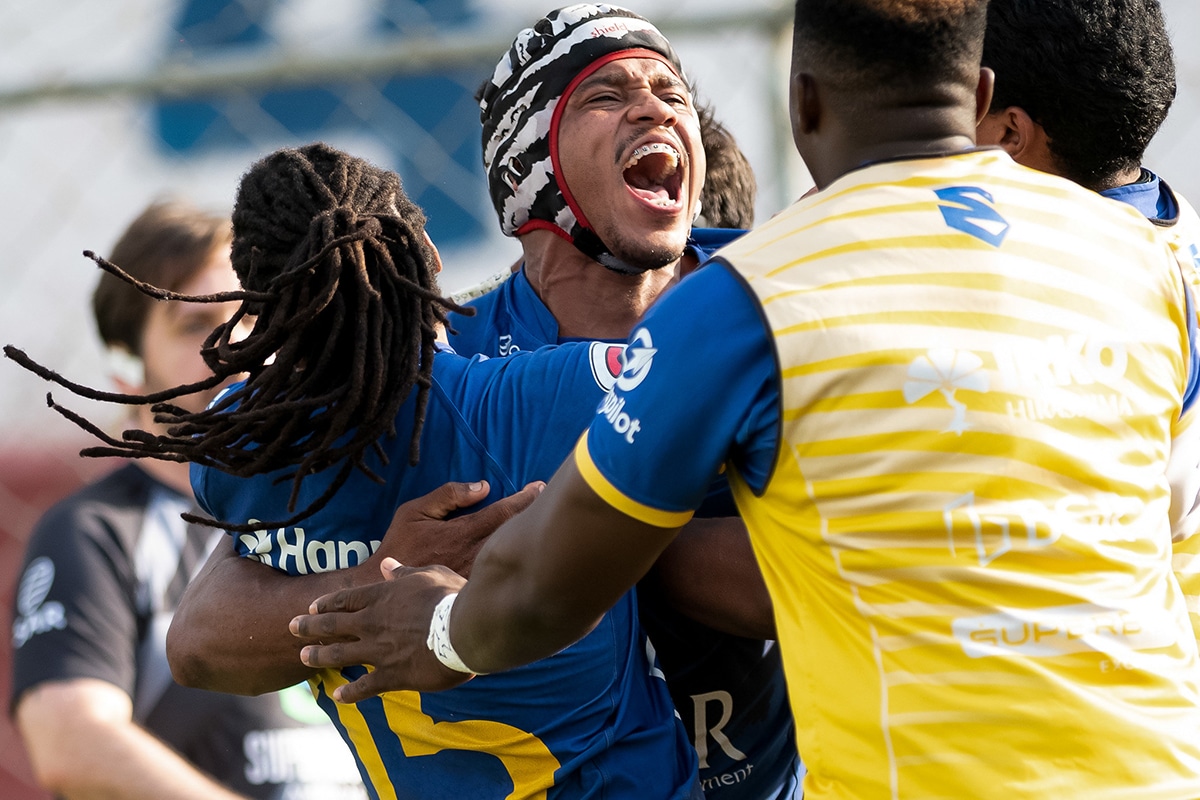 Na imagem, comemoração de um dos tries do Cobras.