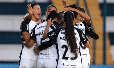 Corinthians vence em campo encharcado e segue líder do Brasileirão Feminino