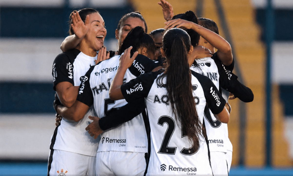 Corinthians vence em campo encharcado e segue líder do Brasileirão Feminino