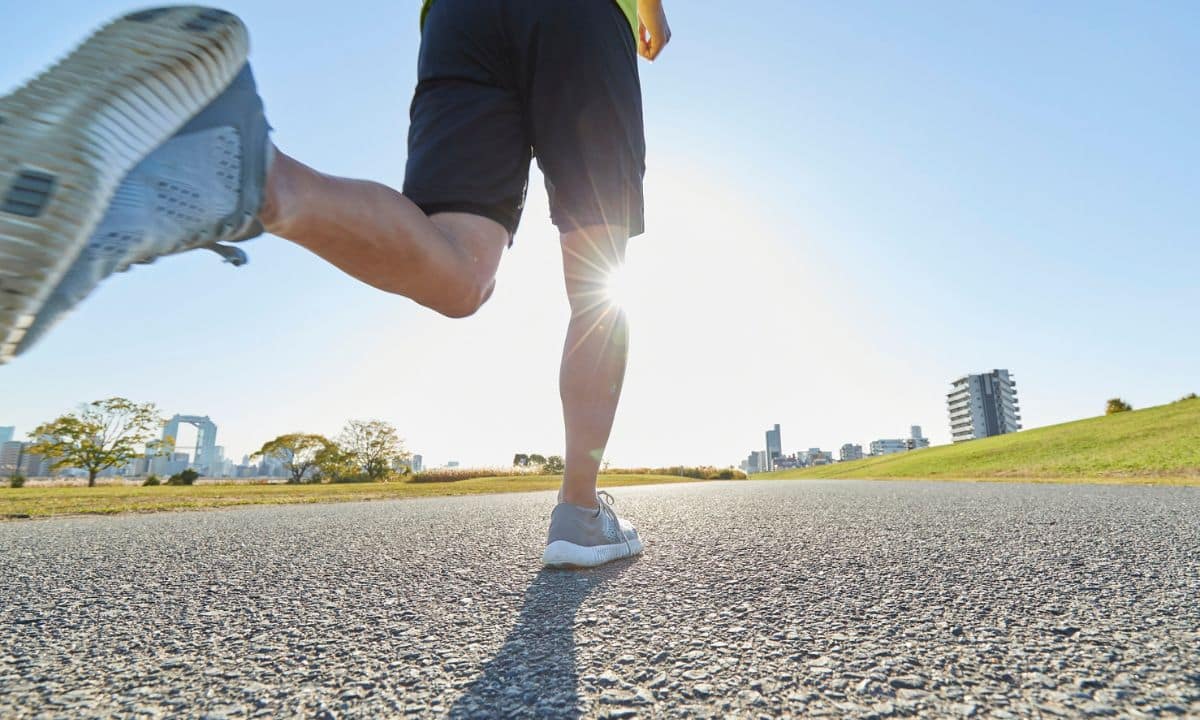 Corredor com destaque visual para a pisada e impacto nas articulações durante a corrida.