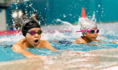 Crianças praticando esporte com expressão de diversão, sem foco excessivo em resultado.