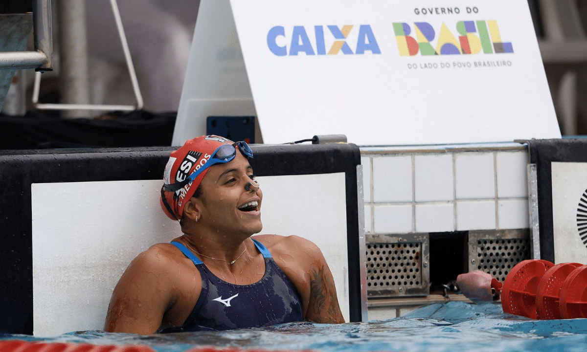 Etiene Medeiros é campeã do Troféu Maria Lenk nos 50m costas (Foto: CBDA)