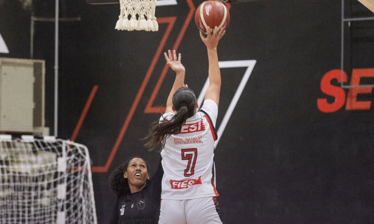 Lance de ataque do Sesi Araraquara com ação da ala/pivô Clara perto da cesta (Foto: Waltinho Milanetto/Sesi Araraquara)