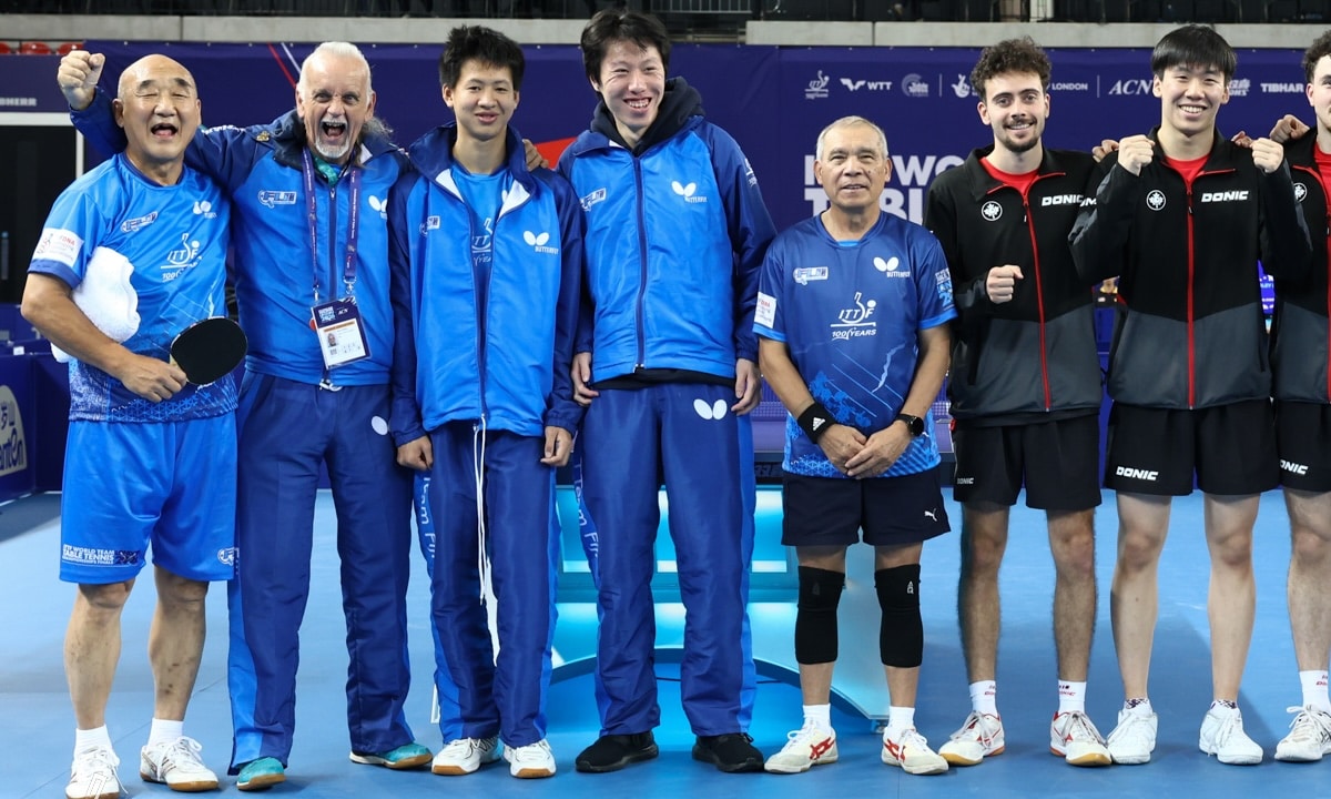 Wang Qi, técnico, Zhang Zirui, Vicky Wu, Loo Guojin representando Fiji no Campeonato Mundial de Tênis de Mesa 2026