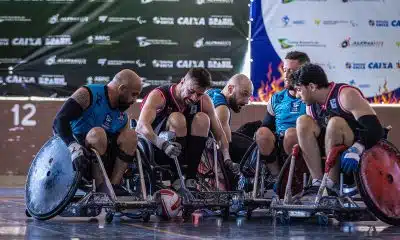 Na imagem, time do Gigantes (de azul) no jogo de abertura contra o Drakkar. Copa bebedouro de rugbi de cadeira de rodas