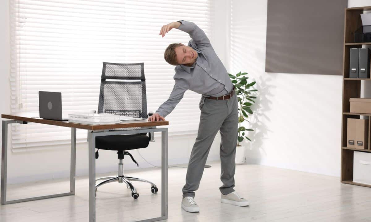 Alongamento no home office: exercícios simples para fazer durante o trabalho - QTU Questões do Universo