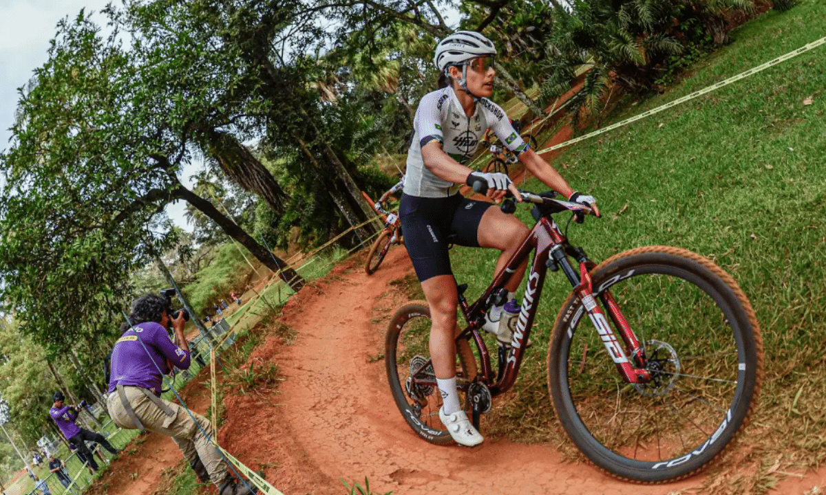 Karen Olímpio é campeã do XCC no CiMTB em Araxá Foto: Ney Evangelista)