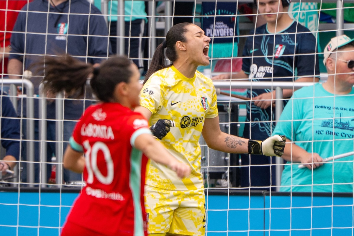 Na imagem, Lorena comemorando mais uma de suas defesas.
