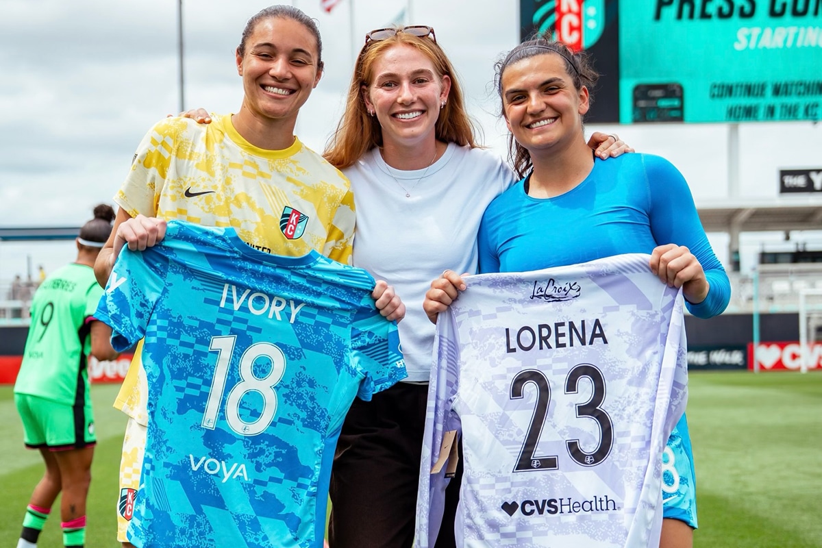 Na imagem, Lorena na troca de camisas com Laurel Ivory, ex-companheira de Kansas City.