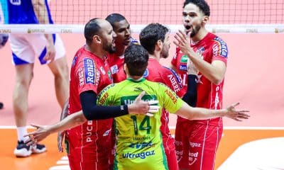 Lukinha comemora ponto com seus companheiros durante a final da Superliga masculina contra o Cruzeiro