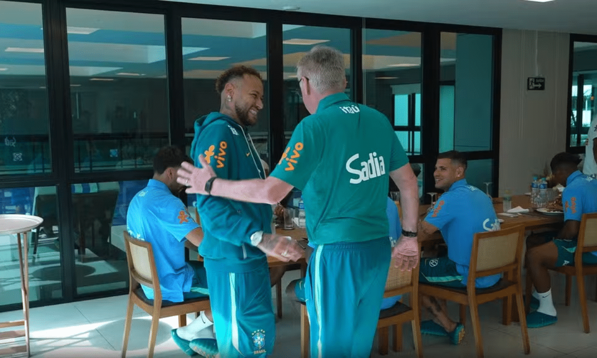Neymar não treina com a Seleção Brasileira e realiza exames em clínica