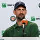 Novak Djokovic em coletiva de imprensa após jogo contra João Fonseca (foto: Reprodução/Roland Garros)