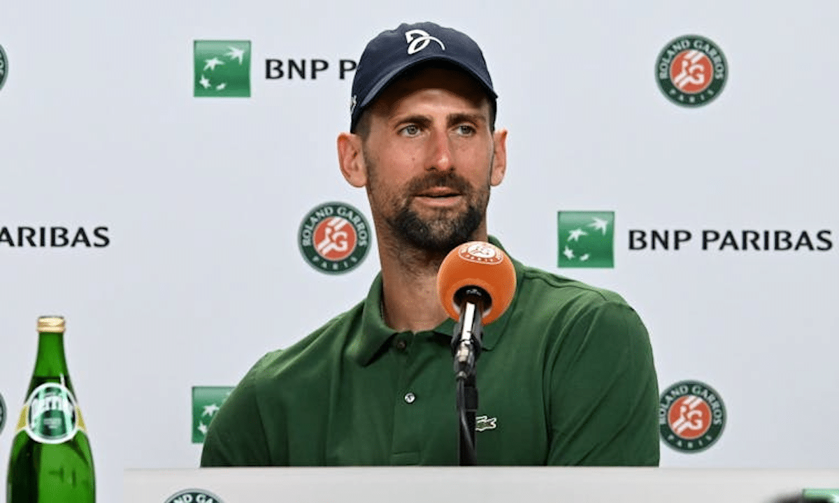 Novak Djokovic em coletiva de imprensa após jogo contra João Fonseca (foto: Reprodução/Roland Garros)