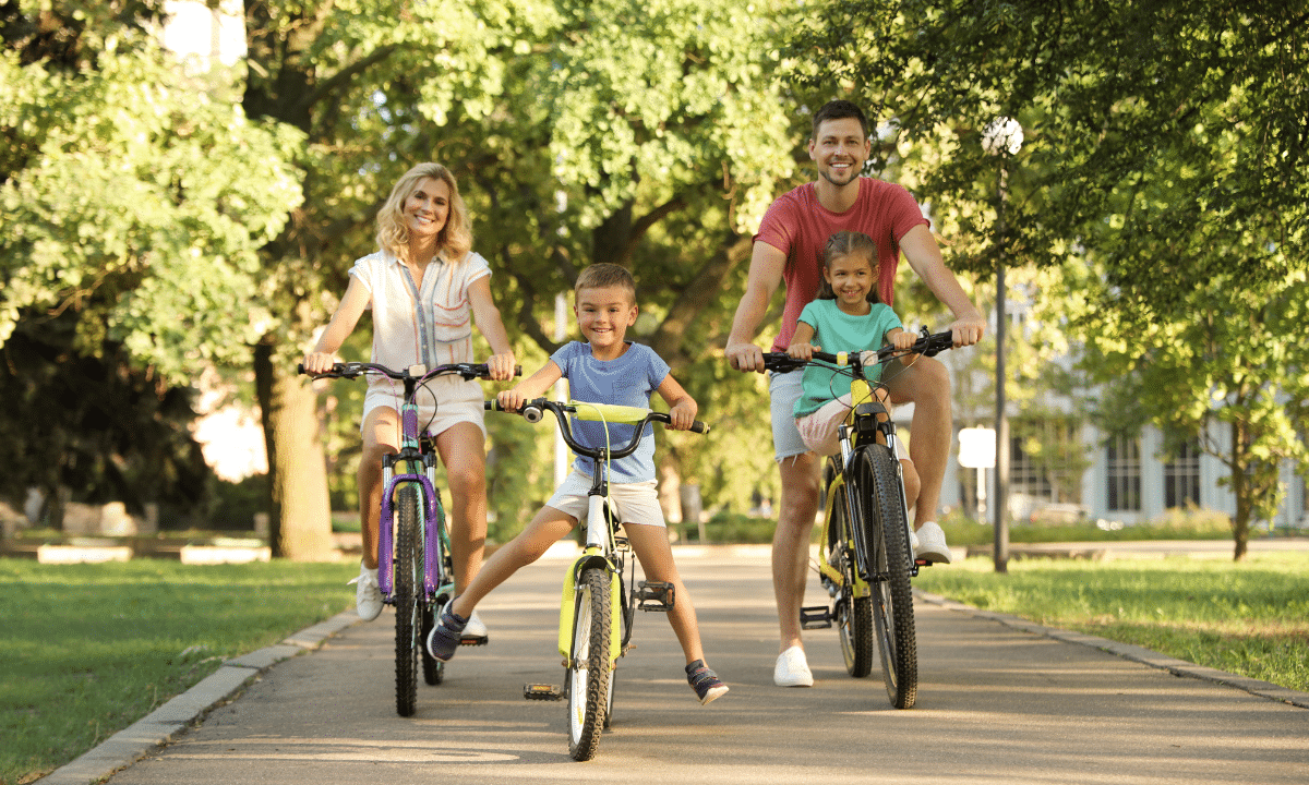 Pais e filhos caminhando, brincando em parque ou andando de bicicleta juntos, com clima leve e familiar.