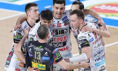 Na imagem, time do Perugia comemorando mais um ponto na final.