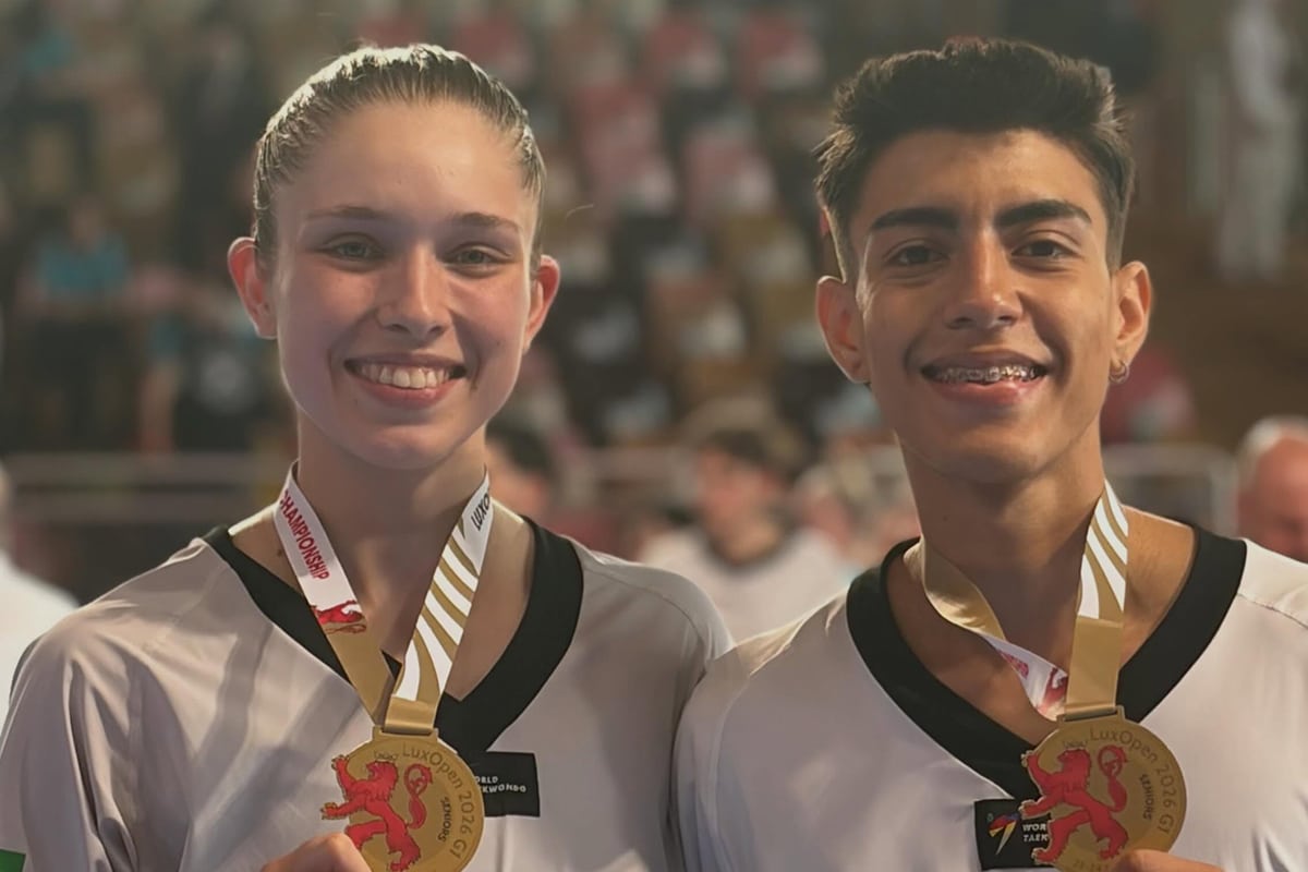 Na imagem, Sandy Macedo e Matheus Gilliard mostrando suas novas medalhas douradas.