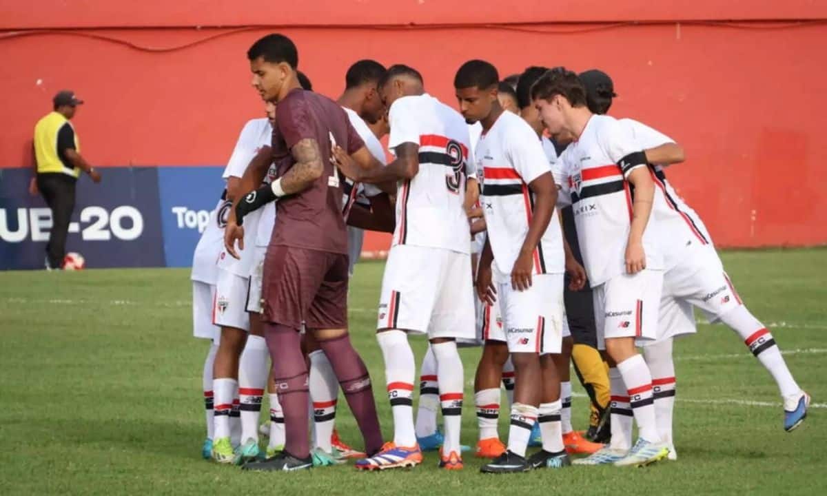 São Paulo arranca empate salvador com gol de zagueiro Guilherme Reis contra o América-MG. Equipe respira no Brasileirão sub-20