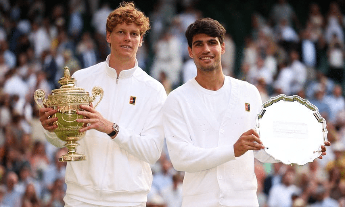 Jannik Sinner e Carlos Alcaraz na cerimônia de premiação depois da final de Wimbledon 2025