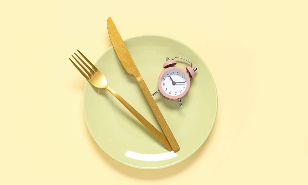 Jejum intermitente: riscos e a relação com episódios de compulsão alimentar.