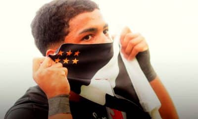 Na imagem, Allan Santos beijado a bandeira do Vasco, após gol de empate.